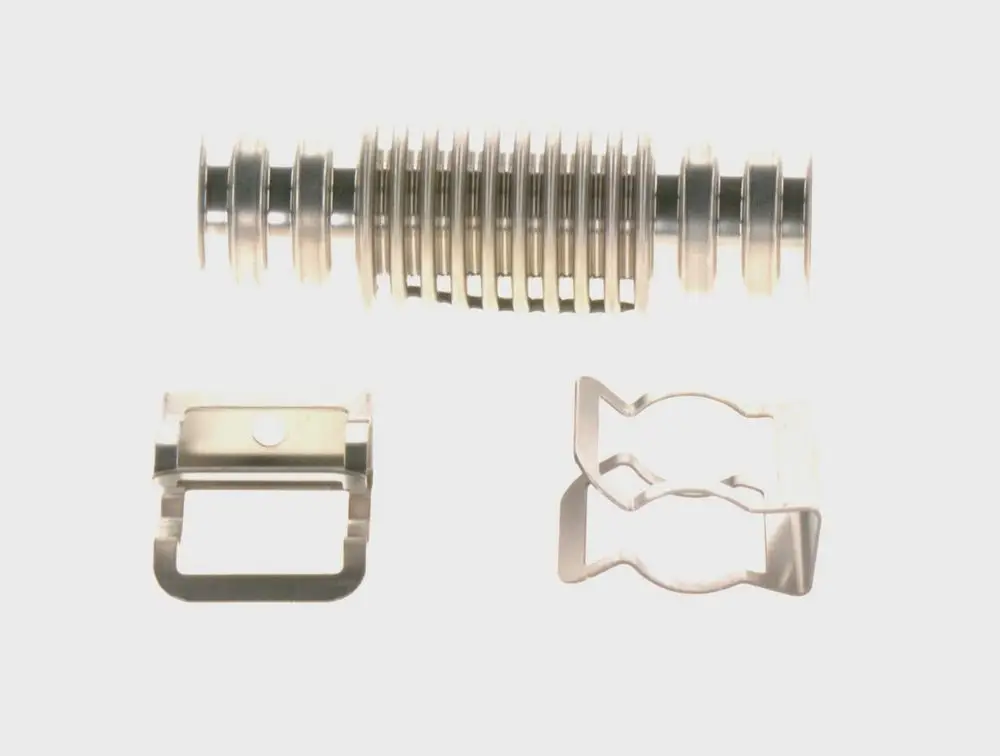 BOSCH Verbindungssatz mit einem Wellrohr und zwei Metallclips zur Verbindung. Die Teile sind silberfarben und auf weißem Hintergrund angeordnet.